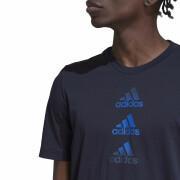 Camiseta con triple logotipo de adidas diseñada para moverse
